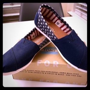 BNWT blue white stars Americana Toms size 5.5